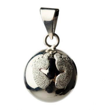 Small feet pregnancy bola